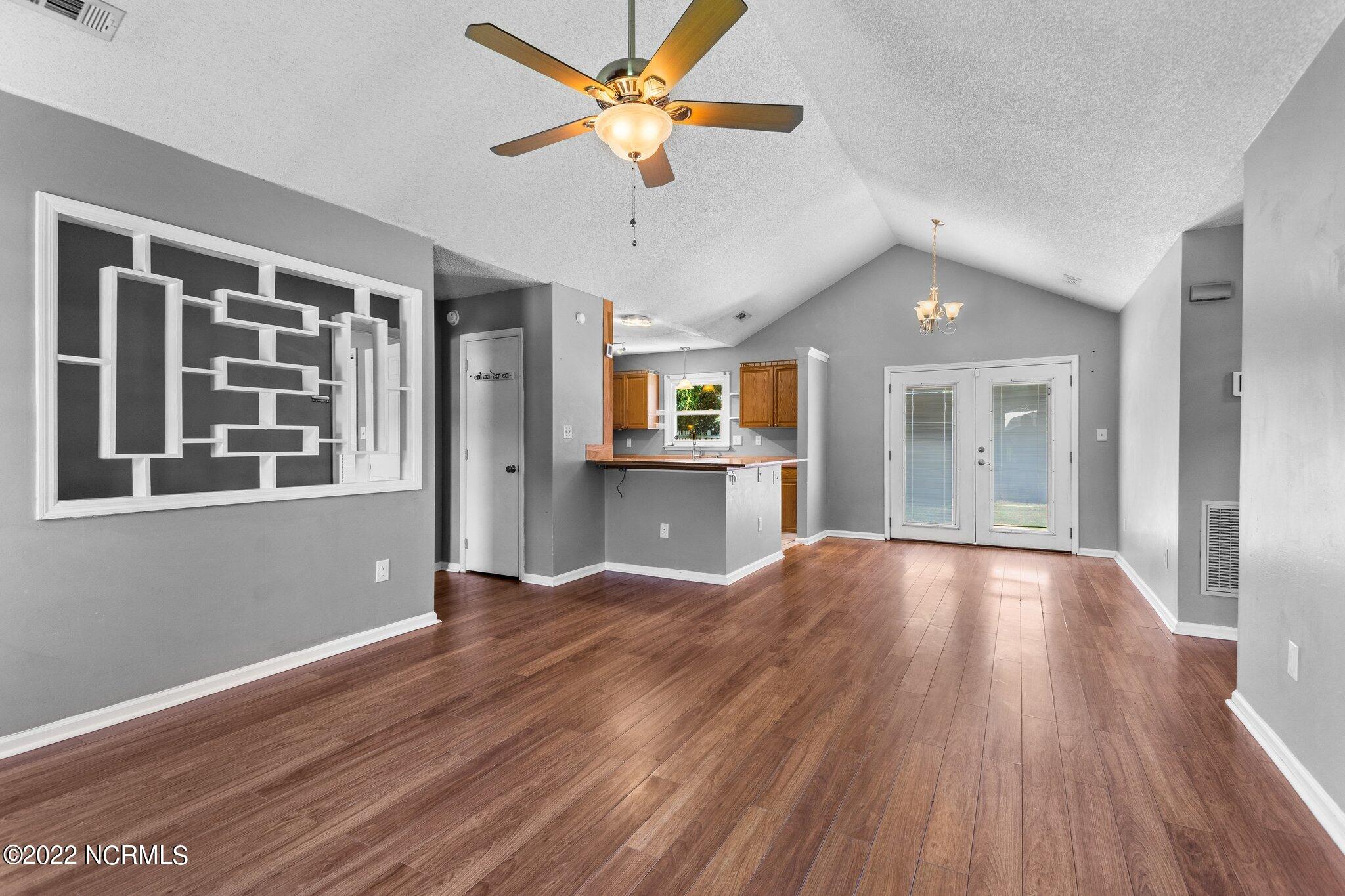529 Raintree Circle Jacksonville, NC 28540 - Photo 13 of 43 26-web-or-mls-DSC09785