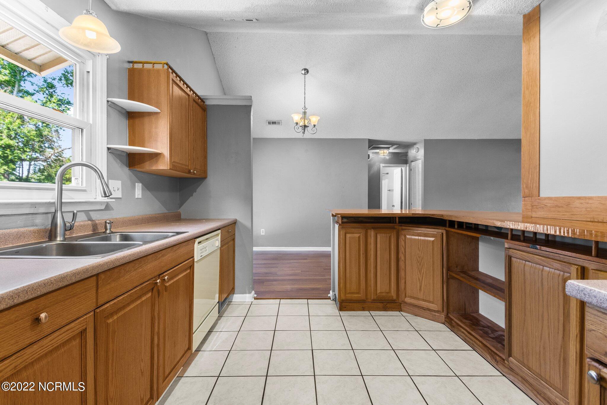 529 Raintree Circle Jacksonville, NC 28540 - Photo 16 of 43 34-web-or-mls-DSC09722