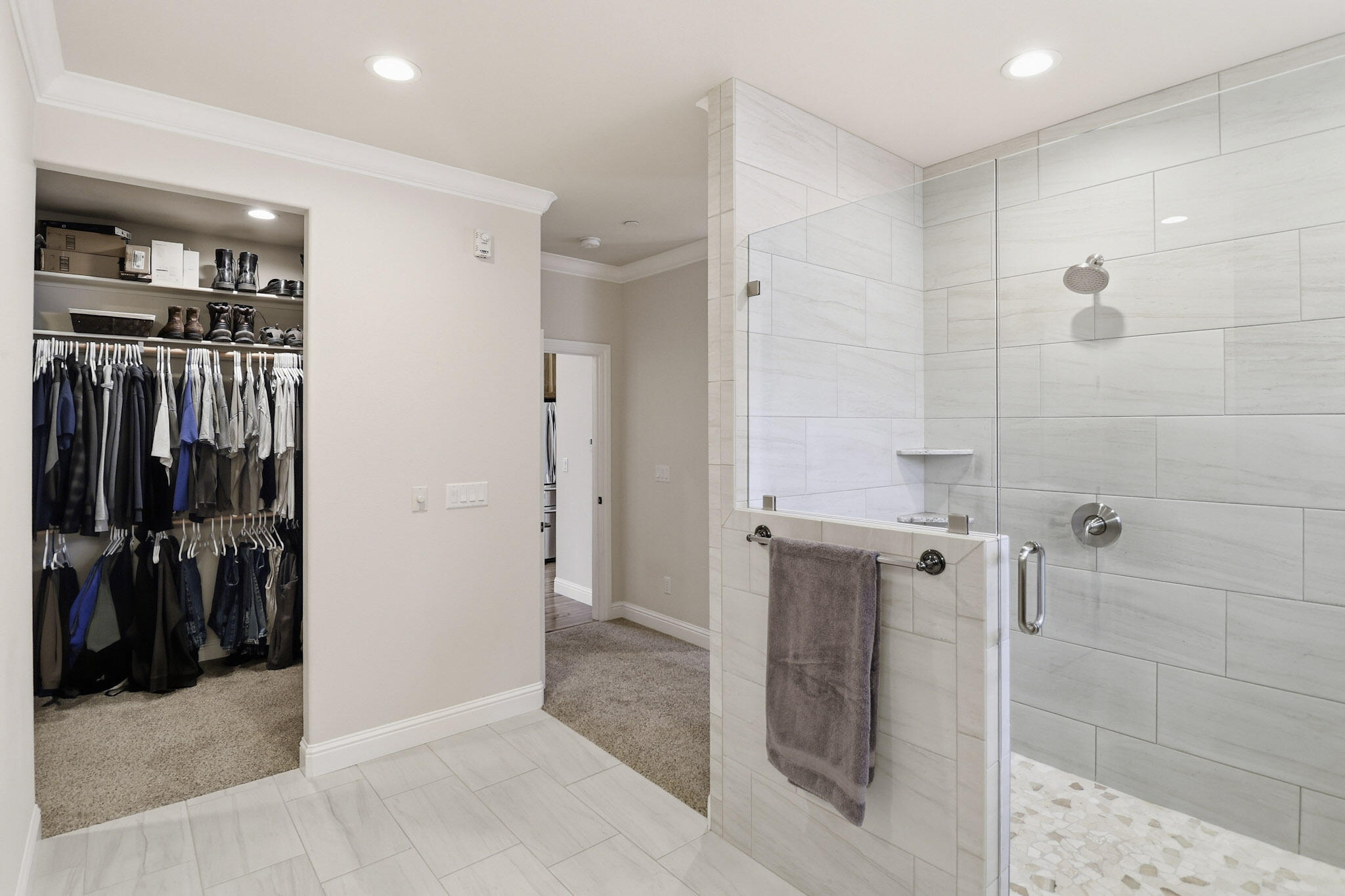 21089 Falling Leaf Road Redding, CA 96003 - Photo 20 of 43 a bathroom with a shower