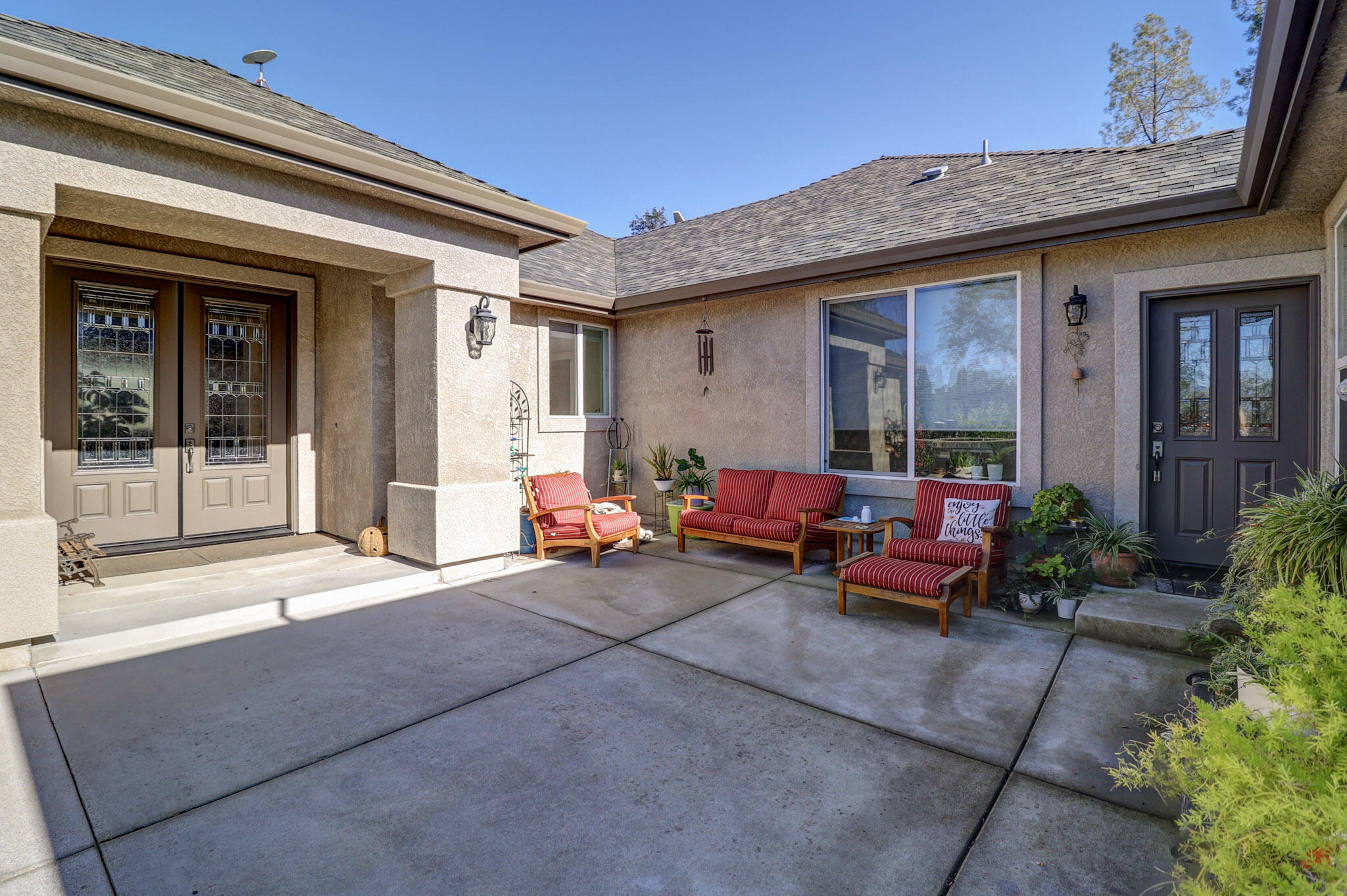 21089 Falling Leaf Road Redding, CA 96003 - Photo 3 of 43 a view of a lobby with a lounge chair