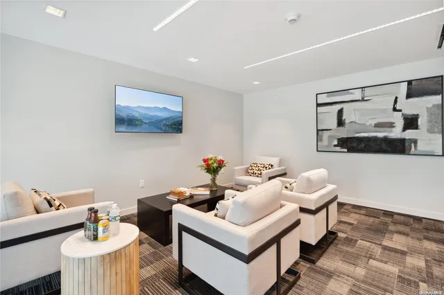 $1,253,000 | 218 Middle Neck Road, Unit 201, Great Neck, NY 11021