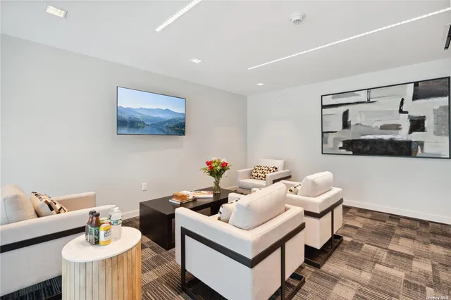 $1,253,000 | 218 Middle Neck Road, Unit 201, Great Neck, NY 11021