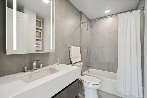 $1,253,000 | 218 Middle Neck Road, Unit 201, Great Neck, NY 11021