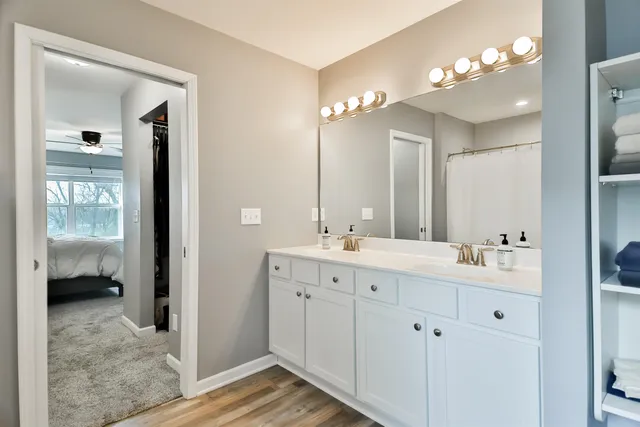 a en suite bathroom with a double vanity sink and a mirror