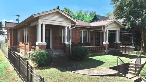 a view of a house with backyard