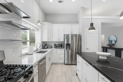 $2,400 | 179 North Dreamweaver Circle, The Woodlands, TX 77380