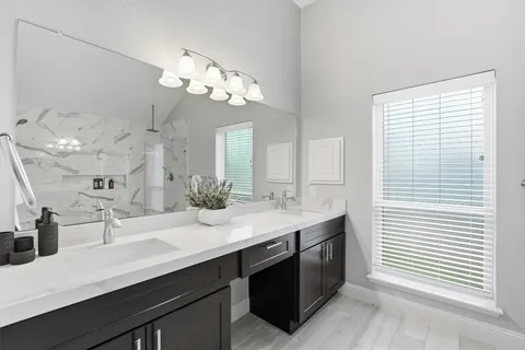 $2,400 | 179 North Dreamweaver Circle, The Woodlands, TX 77380