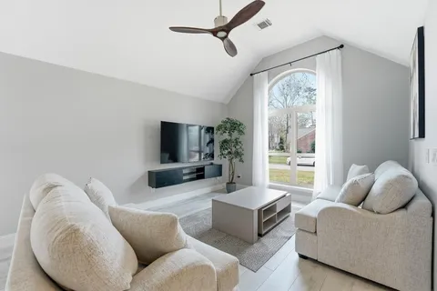 $2,400 | 179 North Dreamweaver Circle, The Woodlands, TX 77380