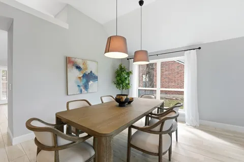 $2,400 | 179 North Dreamweaver Circle, The Woodlands, TX 77380