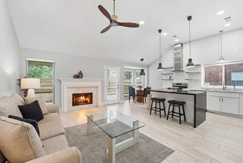 $2,400 | 179 North Dreamweaver Circle, The Woodlands, TX 77380