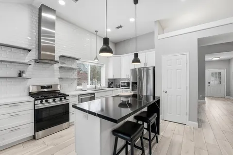 $2,400 | 179 North Dreamweaver Circle, The Woodlands, TX 77380