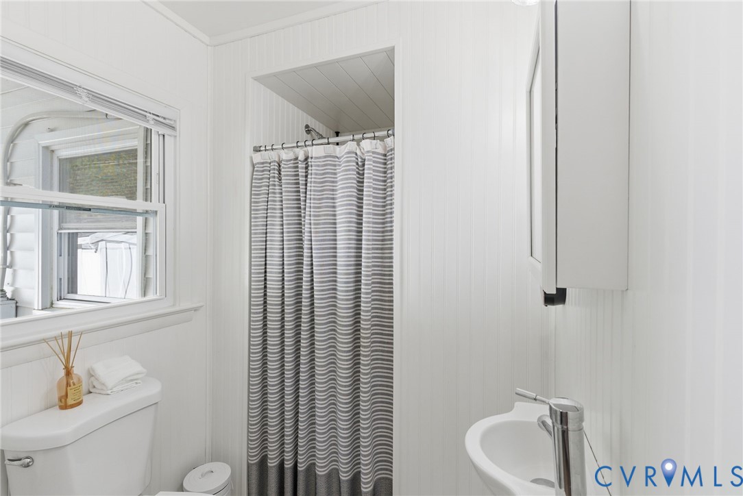 8456 Atlee Road Mechanicsville, VA 23116 - Photo 15 of 28 a bathroom with a sink toilet and shower