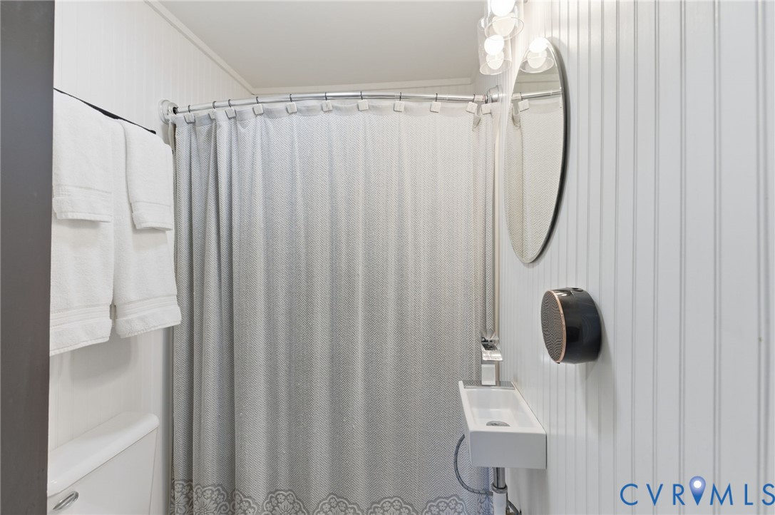 8456 Atlee Road Mechanicsville, VA 23116 - Photo 20 of 28 a bathroom with a shower curtain