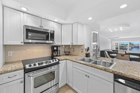 $479,500 | 3121 Northeast 51st Street, Unit 204E, Fort Lauderdale, FL 33308