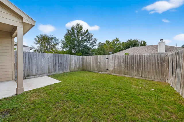 a view of a back yard