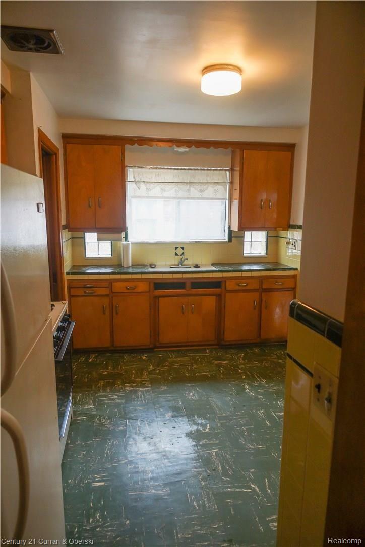 7644 Miller Road Dearborn, MI 48126 - Photo 15 of 33 19 - kitchen - from the hallway (1).jpg