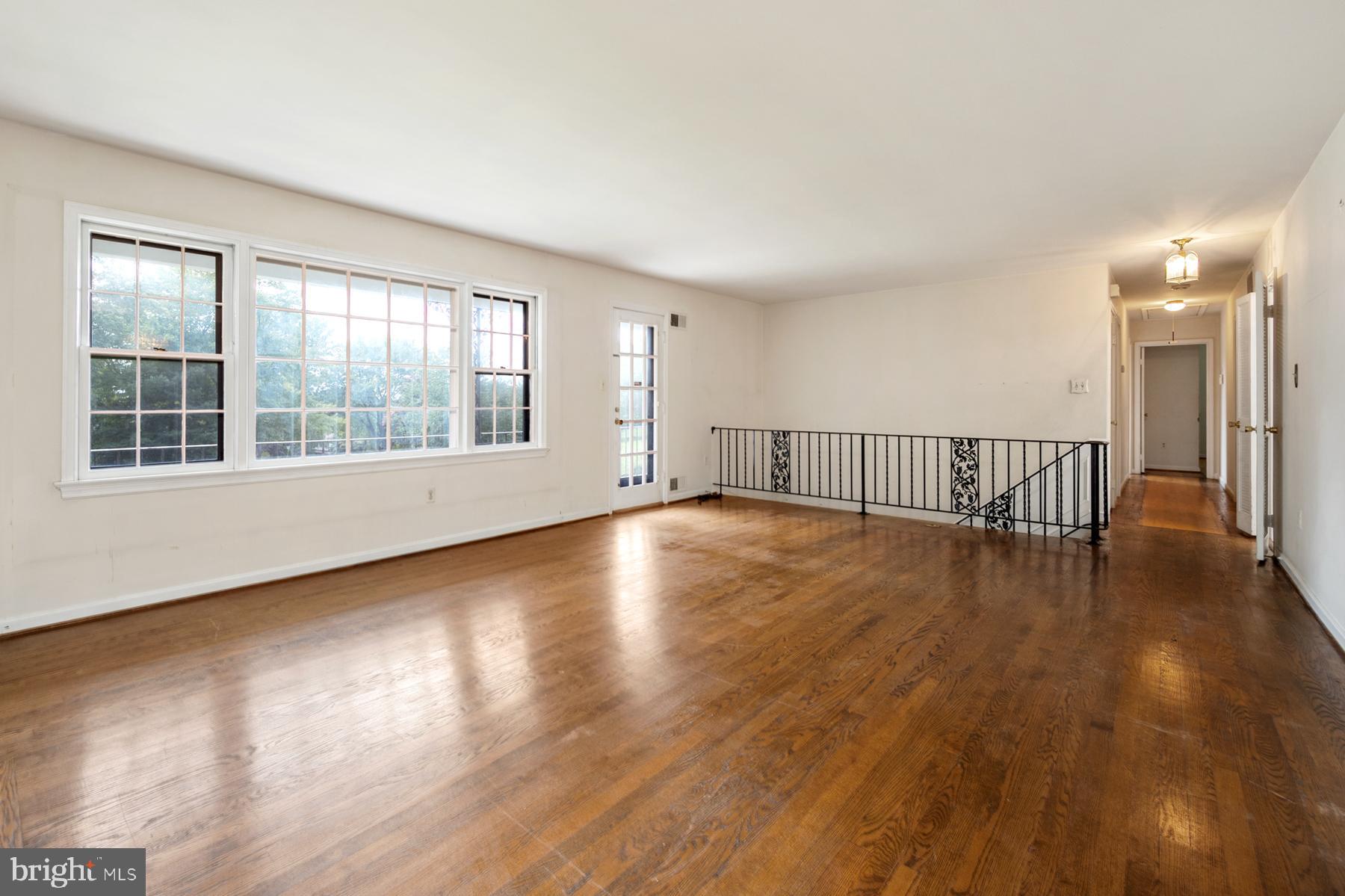 7320 Range Road Alexandria, VA 22306 - Photo 14 of 46 Living room with access to balcony