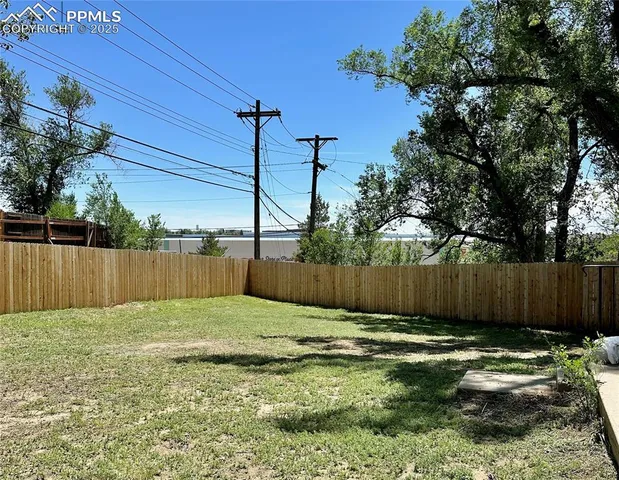 a view of a backyard