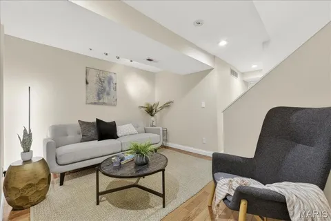 $299,900 | 4317 Maryland Avenue, Unit 1E, St. Louis, MO 63108