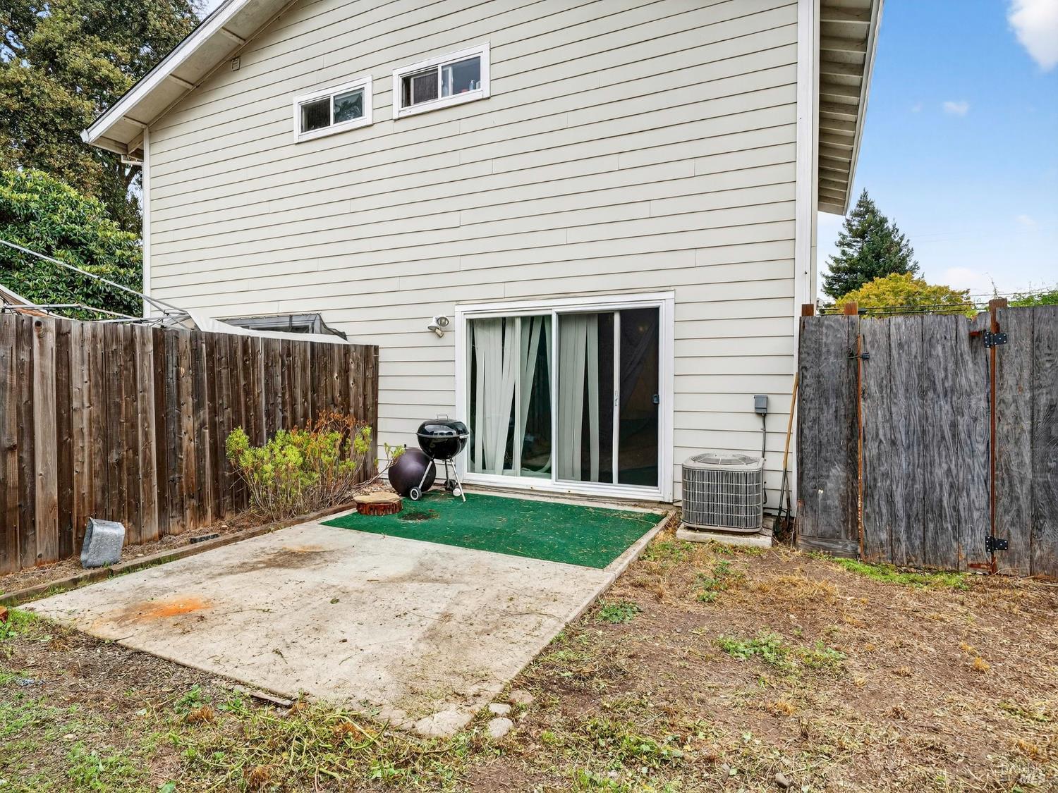 100-102 West 8th Street Santa Rosa, CA 95401 - Photo 26 of 32 a backyard of a house