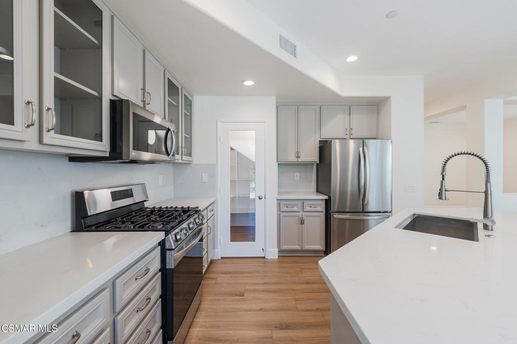 4117 Orontes Way, Unit B Simi Valley, CA 93063 - Photo 5 of 52