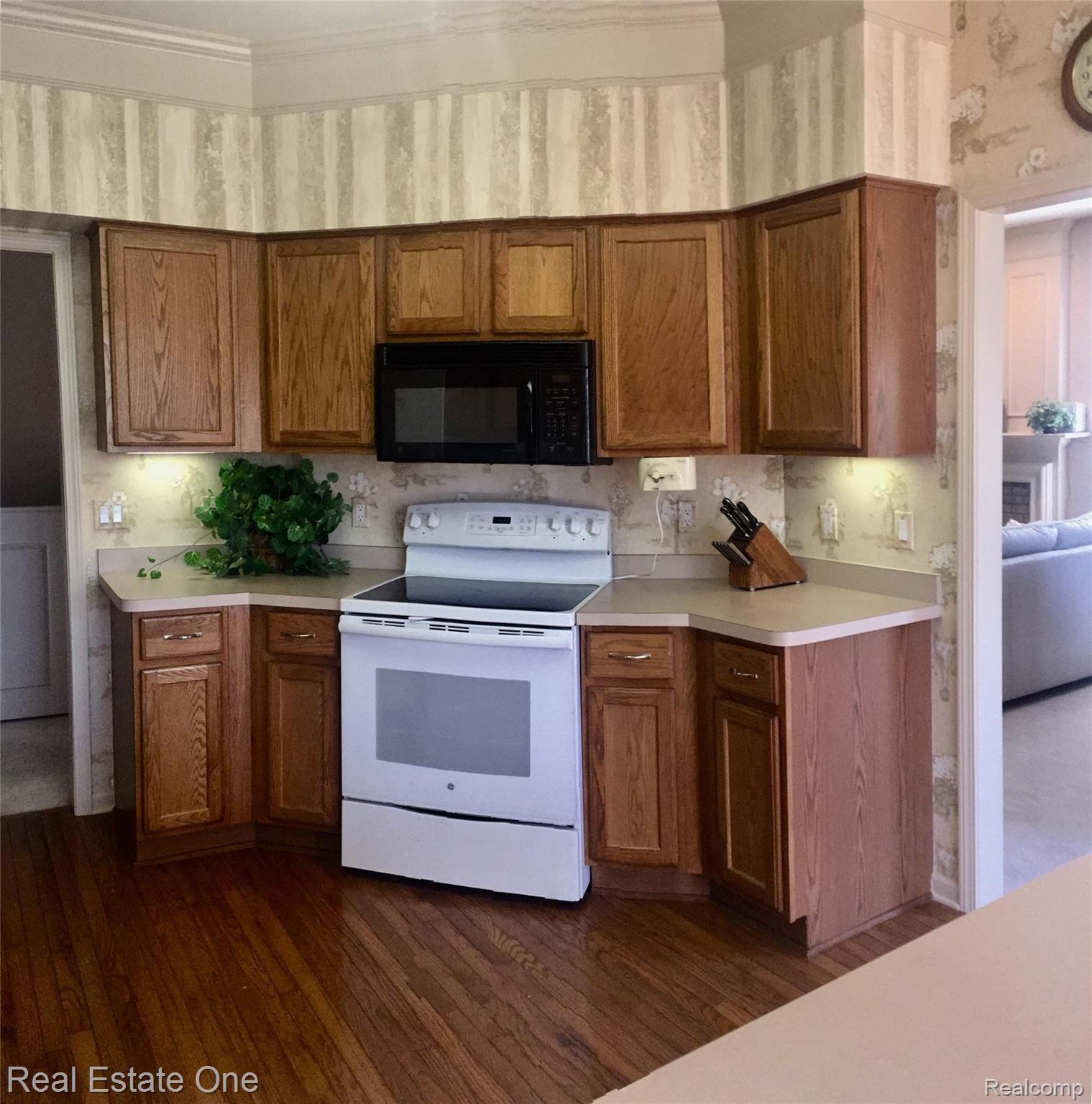 1931 Dunham Drive, Unit 91 Rochester, MI 48306 - Photo 13 of 29 IMG_5849.jpg-- kitchen 5
