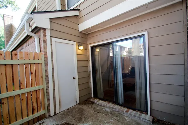 $169,999 | 2121 Park Willow Lane, Unit C, Arlington, TX 76011