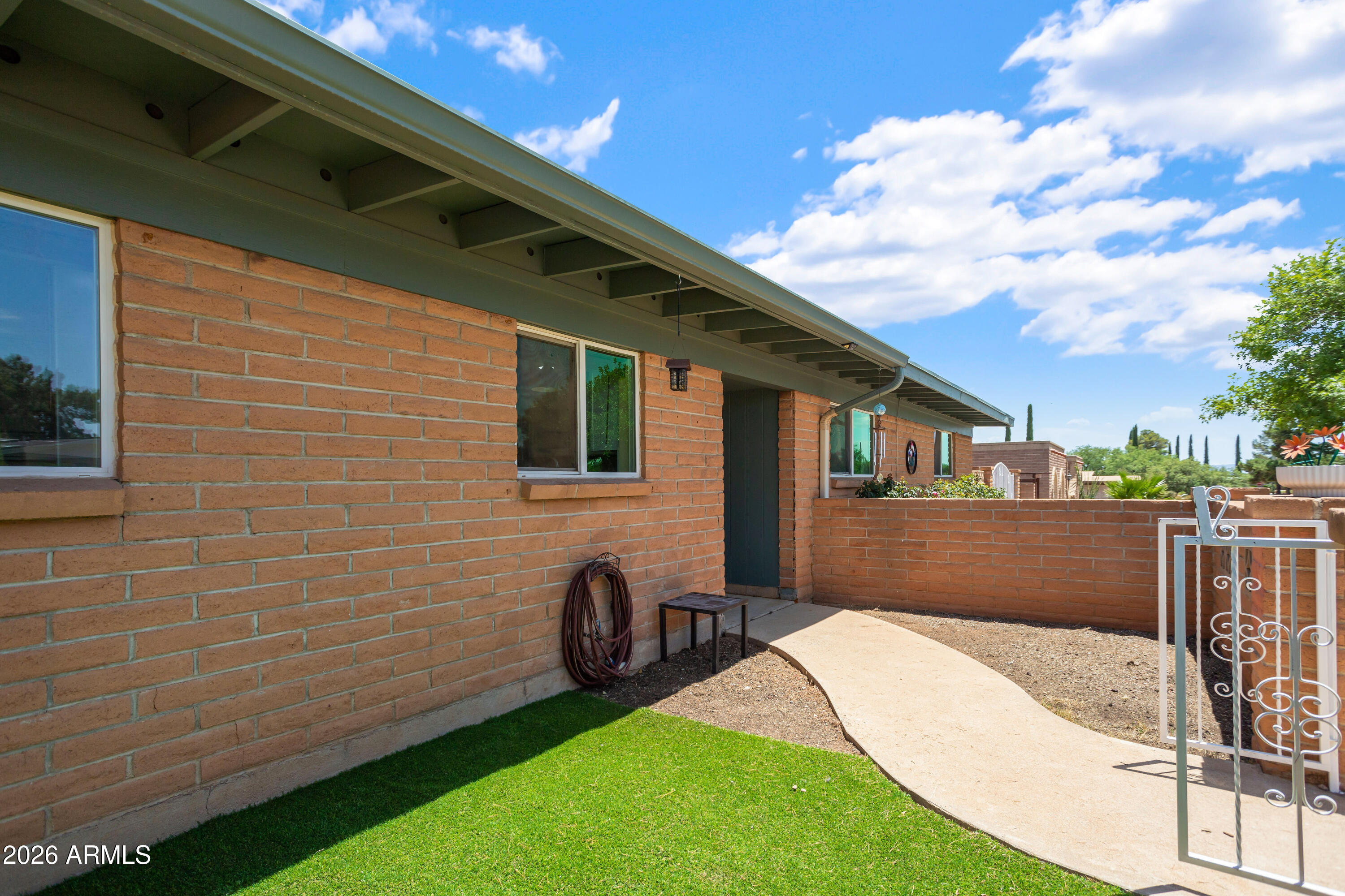 805 Suffolk Road Sierra Vista, AZ 85635 - Photo 8 of 49 front courtyard