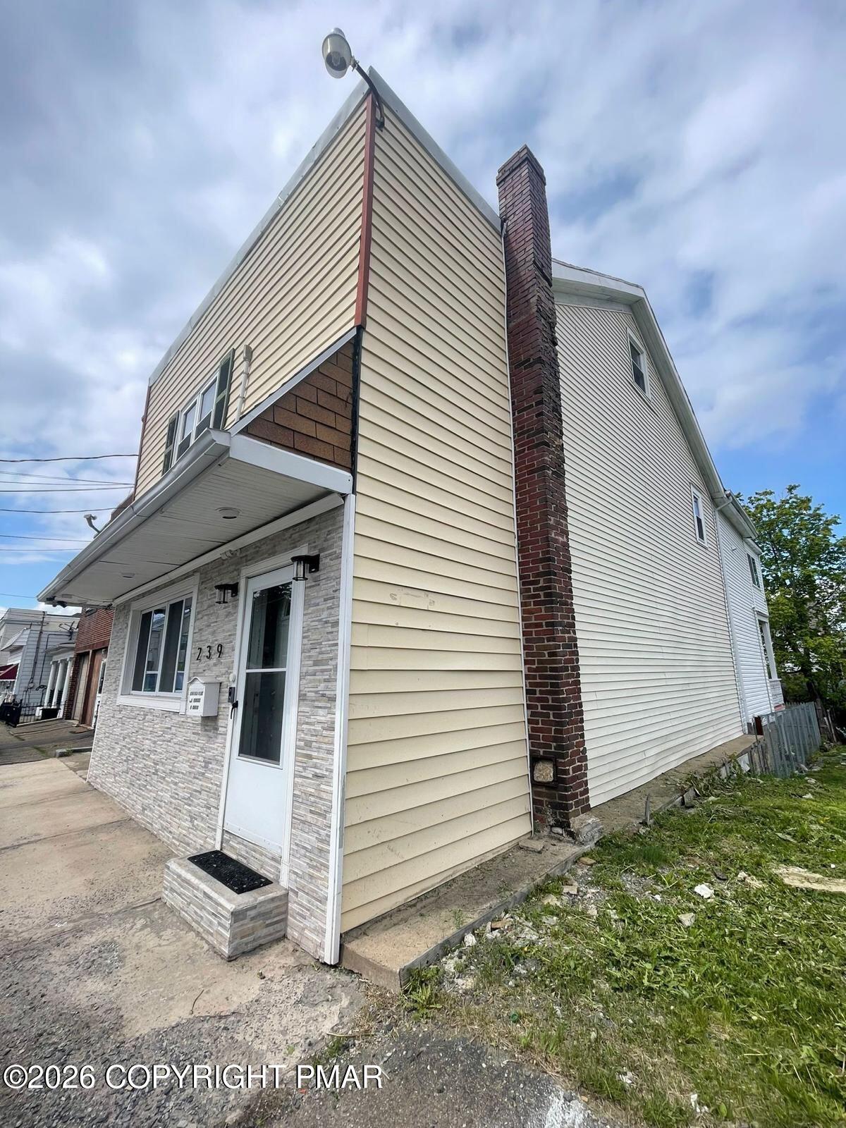 239 East Chestnut Street Hazleton, PA 18201 - Photo 2 of 14 d757b6aa-e575-4bba-a8e0-bc4fcc37b80a