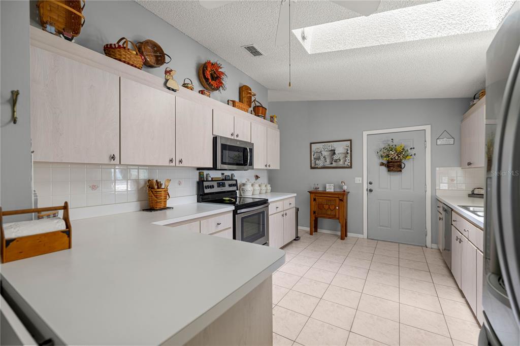 17533 Southeast 96th Court Summerfield, FL 34491 - Photo 12 of 48