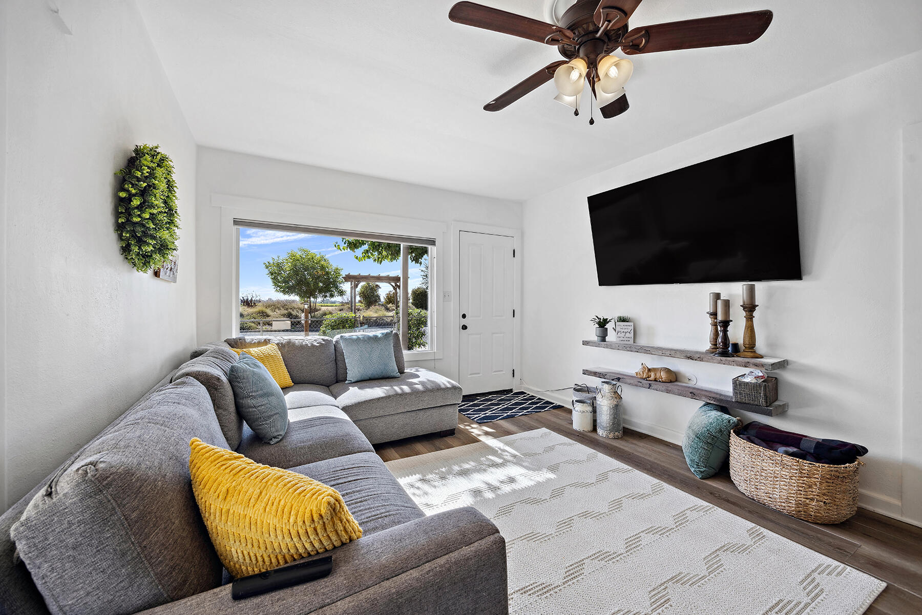 261 South Belmont Road Exeter, CA 93221 - Photo 8 of 33 8 - Livingroom (2)