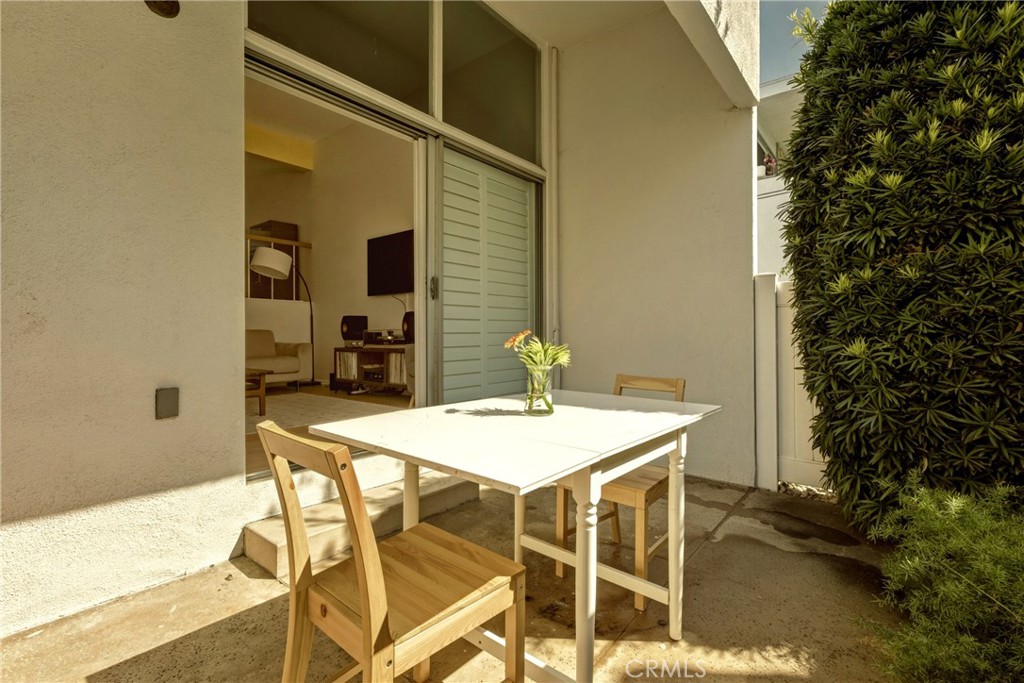 4331 West Sarah Street, Unit 10 Burbank, CA 91505 - Photo 6 of 26 a view of a table and chairs in patio