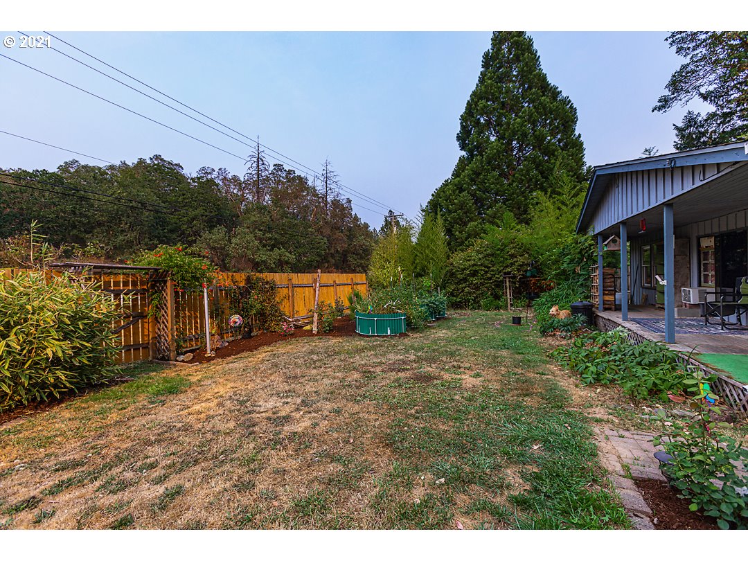 1856 Canyonville-Riddle Road Riddle, OR 97469 - Photo 18 of 27 a backyard of a house with lots of green space