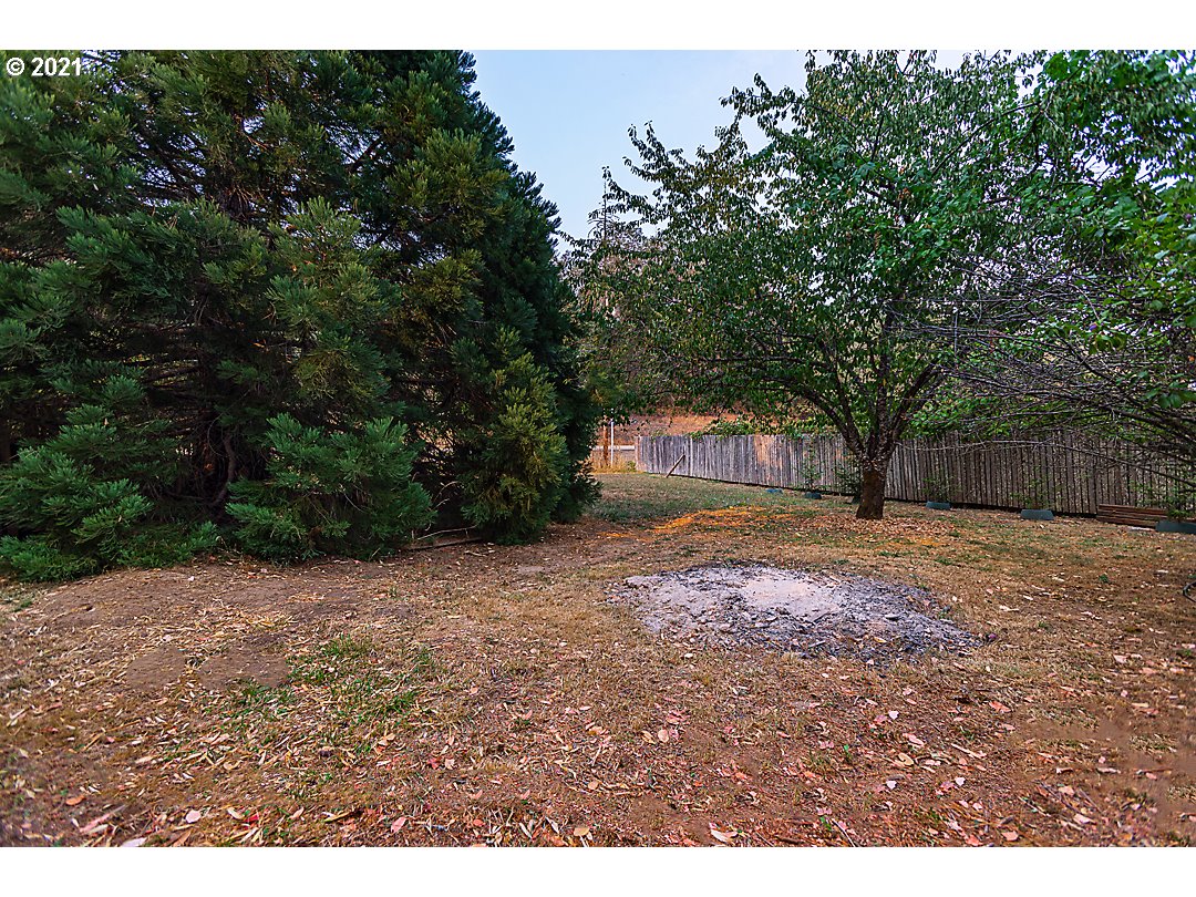 1856 Canyonville-Riddle Road Riddle, OR 97469 - Photo 20 of 27 a view of a outdoor space with a house