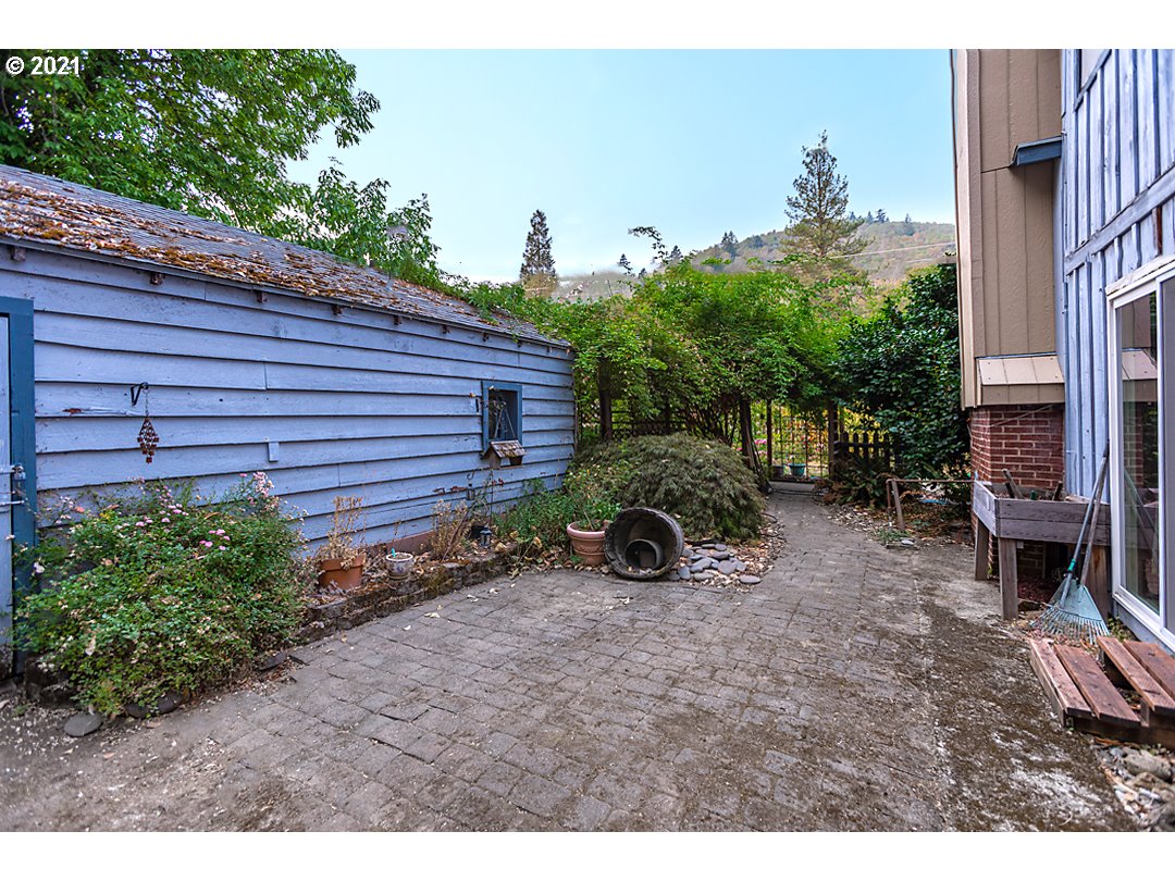 1856 Canyonville-Riddle Road Riddle, OR 97469 - Photo 22 of 27 a view of a outdoor space with a house in the background