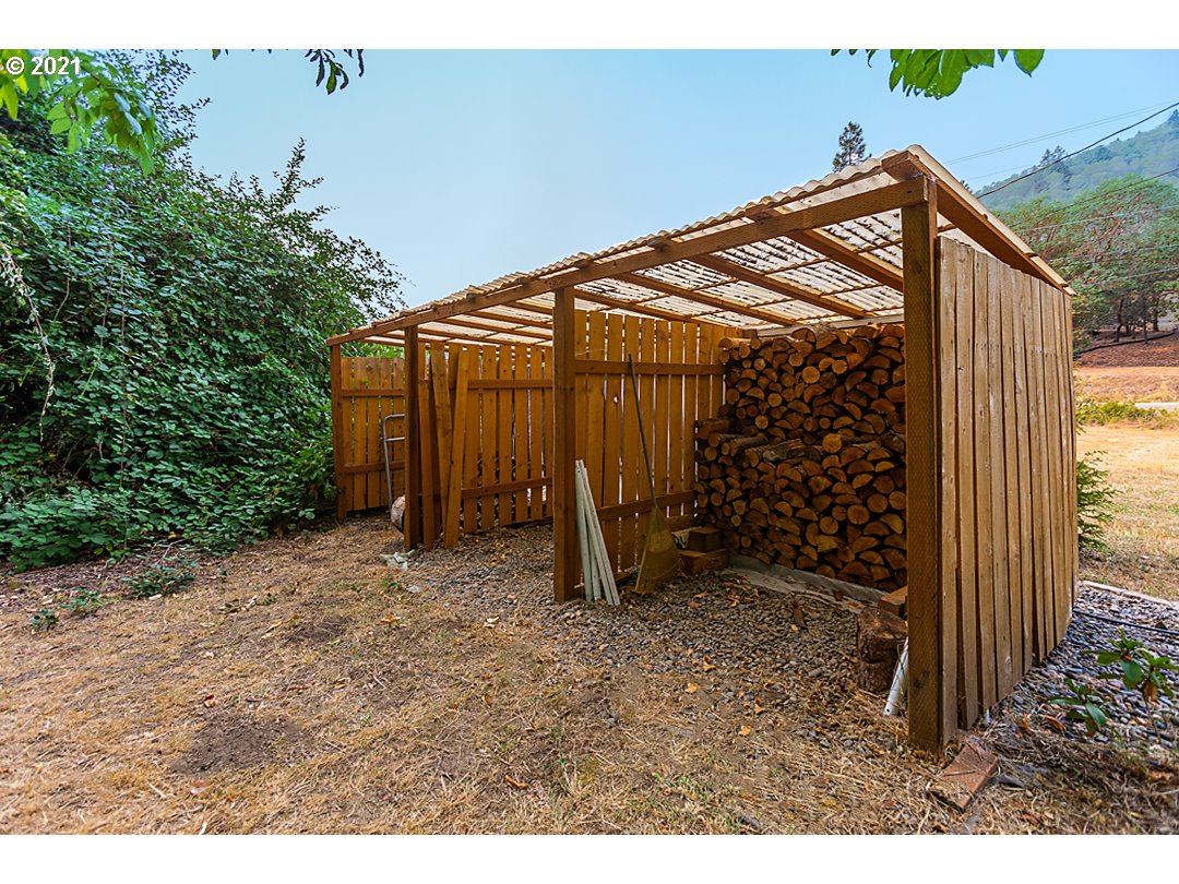 1856 Canyonville-Riddle Road Riddle, OR 97469 - Photo 23 of 27 a backyard of a house with lots of green space