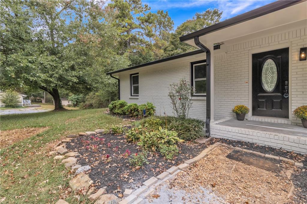 199 McKaskey Creek Road Southeast Cartersville, GA 30121 - Photo 4 of 34 a front view of a house with garden