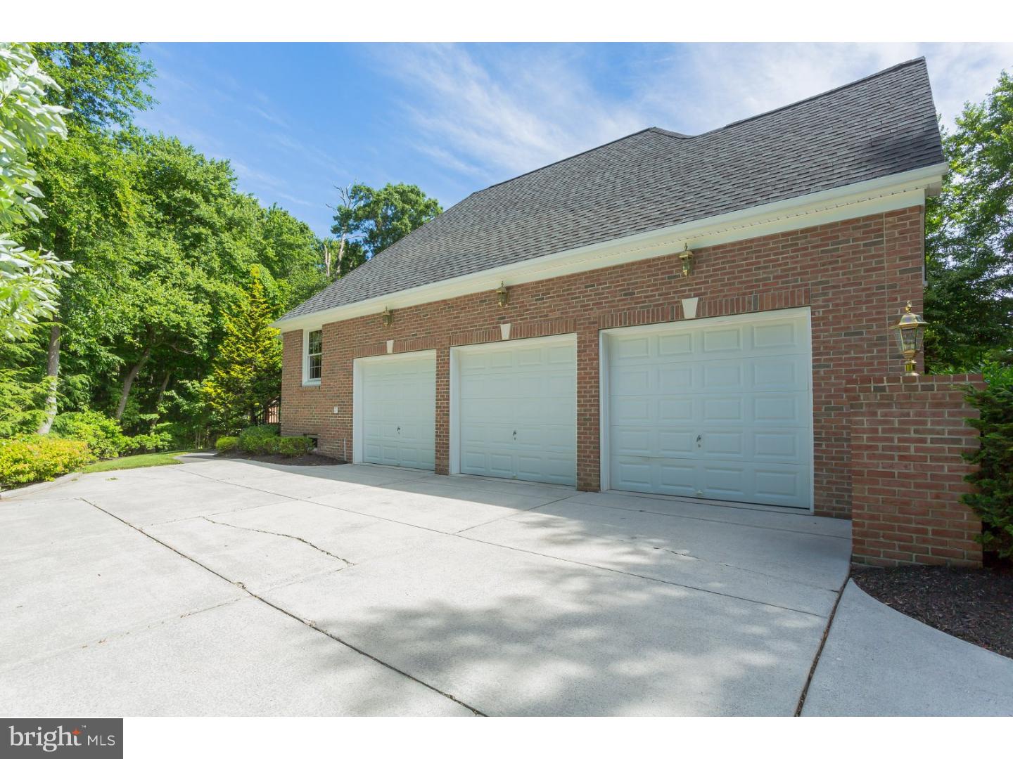 41 Stanwyck Road Mount Laurel, NJ 08054 - Photo 3 of 25 Garage