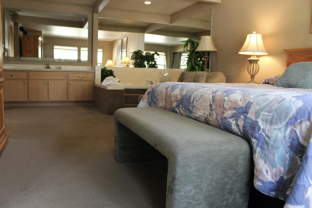 57376-25d1 Beaver Ridge Loop Sunriver, OR 97707 - Photo 11 of 18 a bedroom with a large bed and a chandelier