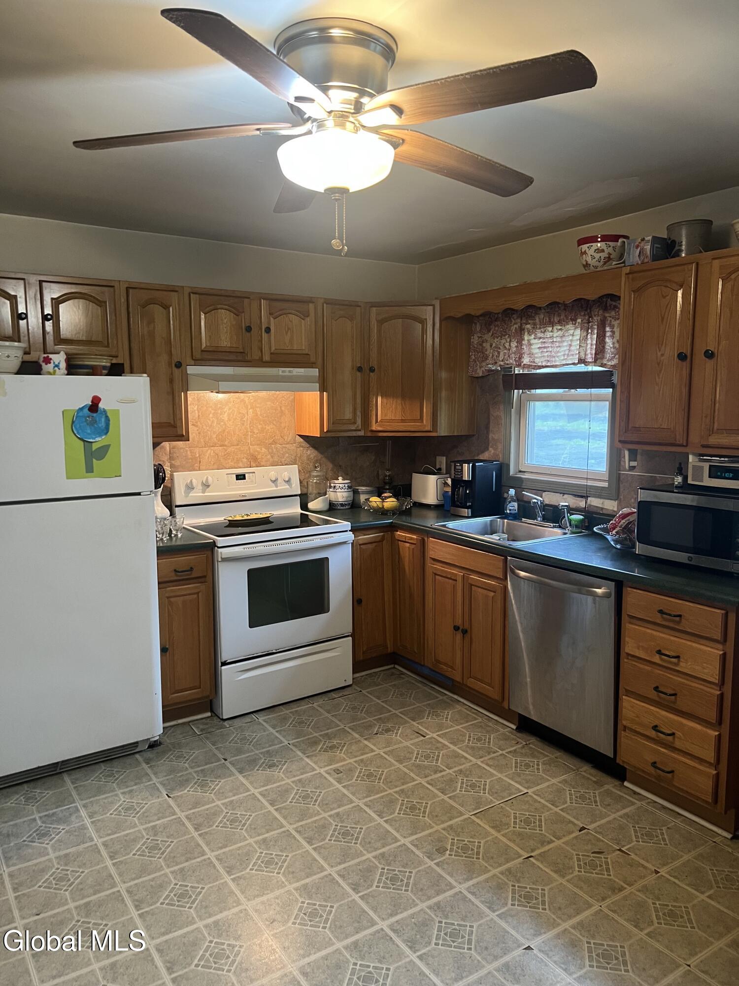 4 Connolly Road Ballston, NY 12019 - Photo 31 of 40 4 conn kitchen