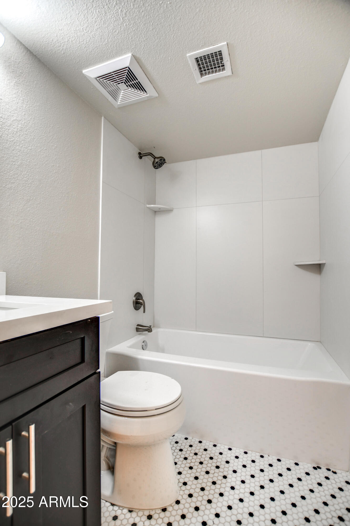 4870 West Almeria Road Phoenix, AZ 85035 - Photo 17 of 22 a bathroom with a bathtub and a toilet