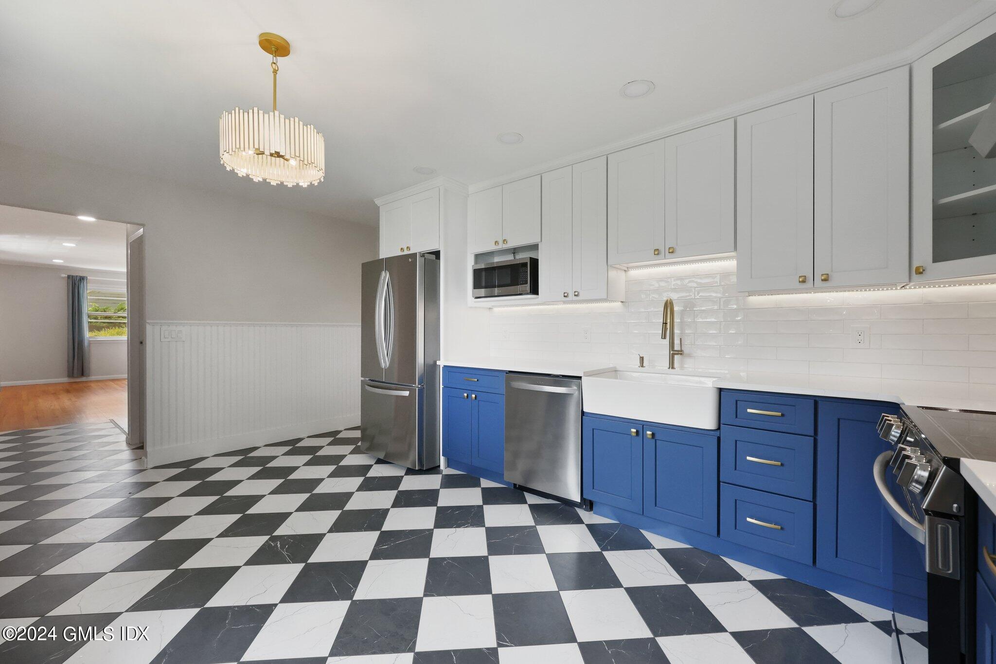 13 1/2 Hickory Drive Greenwich, CT 06831 - Photo 3 of 19 13 Hickory 3