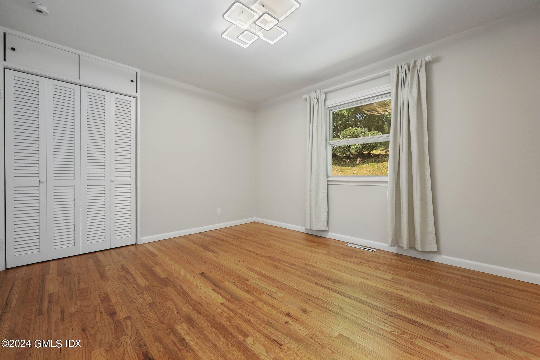 13 1/2 Hickory Drive Greenwich, CT 06831 - Photo 8 of 19 13 Hickory 8