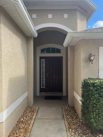 a view of entryway with a yard
