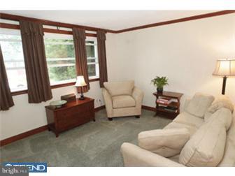 215 Ridley Avenue Folsom, PA 19033 - Photo 2 of 12 Family Room