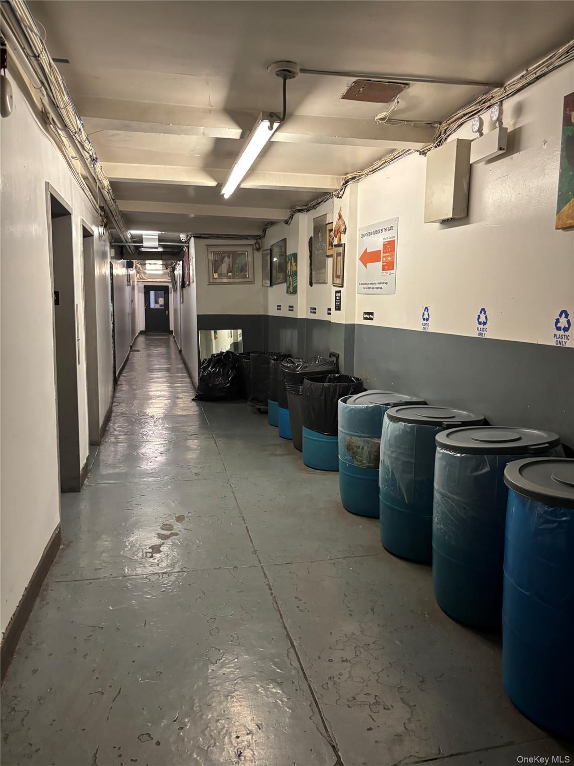 2190 Boston Road, Unit 2J Bronx, NY 10462 - Photo 3 of 4 a kitchen with lots of counter top space