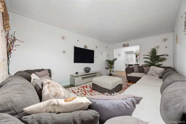 $173,000 | 2190 Boston Road, Unit 2J | Pelham Parkway