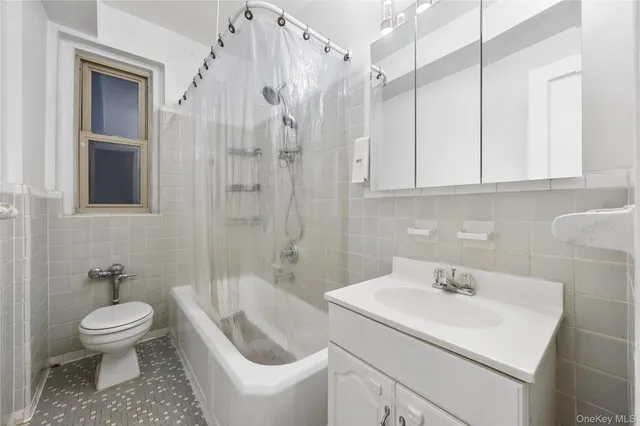 $173,000 | 2190 Boston Road, Unit 2J | Pelham Parkway