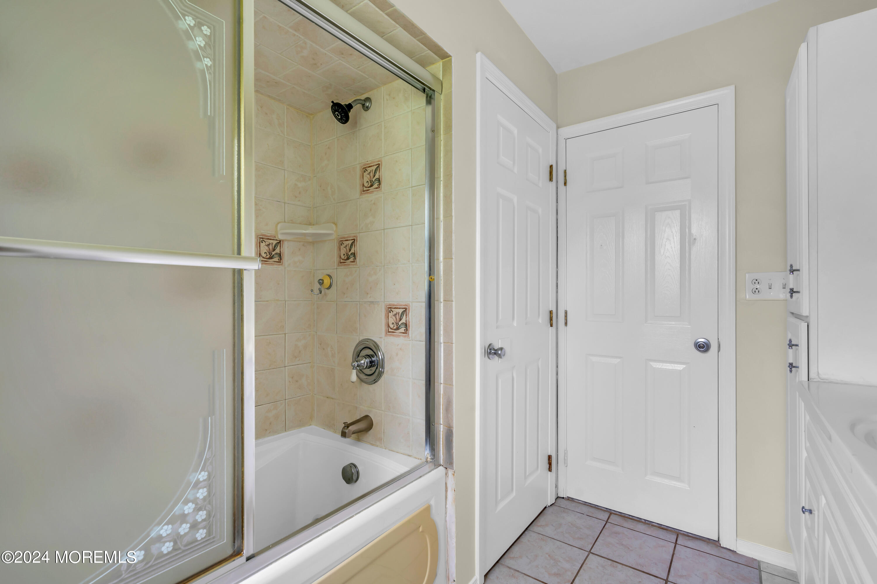 108 Jericho Road Tuckerton, NJ 08087 - Photo 12 of 24 a bathroom with a bathtub