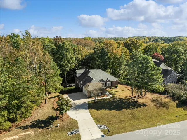 a view of livingroom with furniture